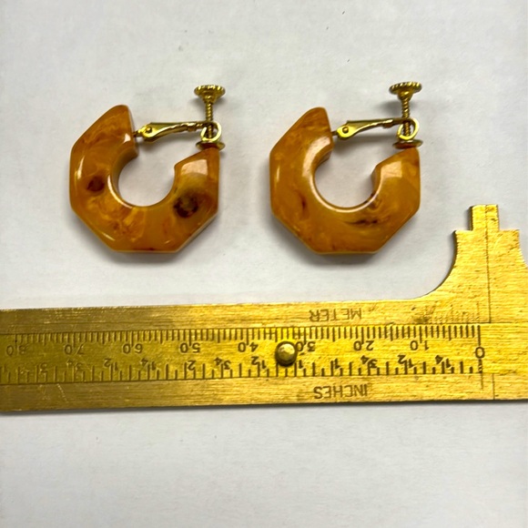 Vintage US Patent Number 3.176.475 Gold Tone Amber Screw Back Hoop Earrings - Picture 16 of 16